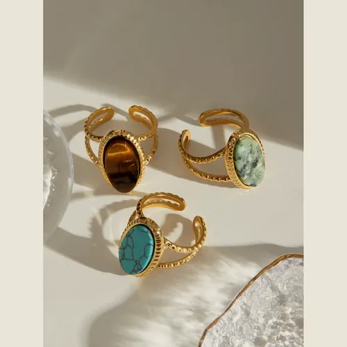 Tres anillos de banda ancha dorada con piedra ovalada: ojo de tigre, amazonita y turquesa.