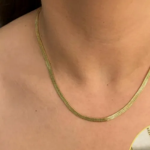 Cadena plana de eslabón en espiga puesta al cuello.