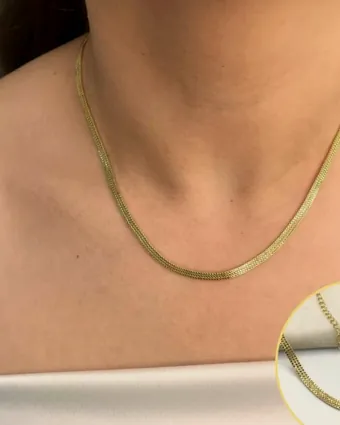 La cadena espiga cayendo sobre la clavícula.