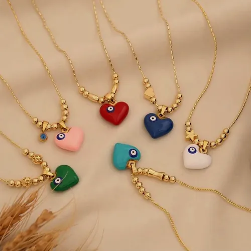 Seis collares de cadena dorada con dije de corazón esmaltado en rosa, rojo, azul, turquesa, verde y blanco.