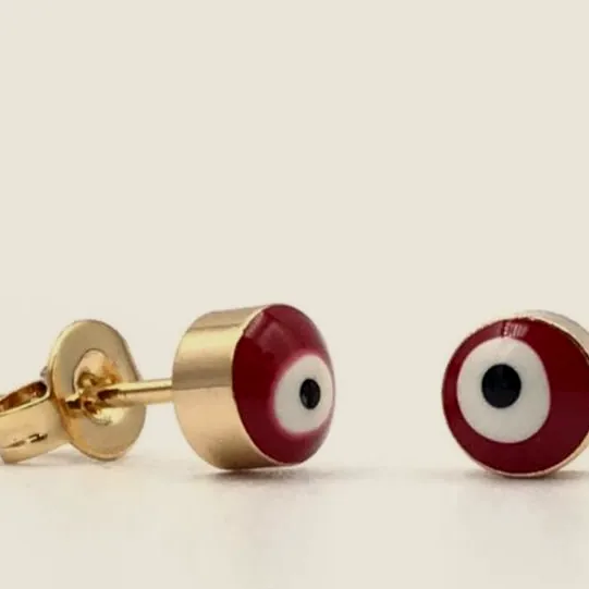 Aretes pequeños de poste con un ojo esmaltado en rojo, blanco y negro.