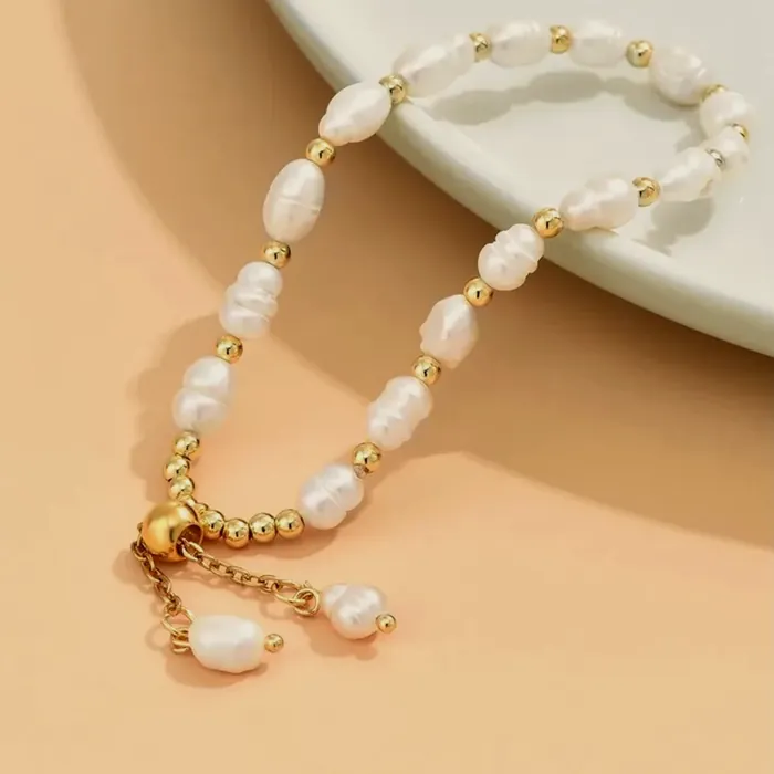 Pulsera de perlas alargadas de agua dulce con un ramo de perlas colgando del cierre.