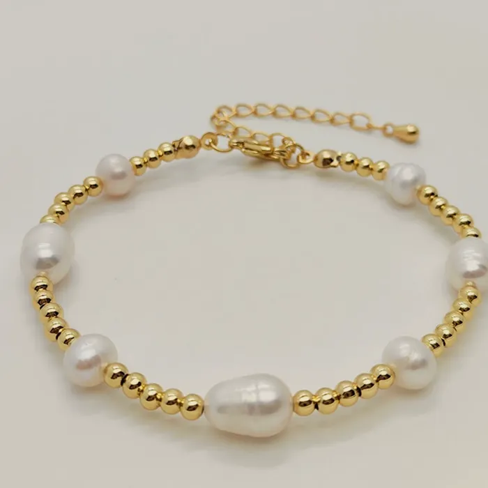 Pulsera de perlas de agua dulce alternadas con bolitas doradas y cierre de extensión.